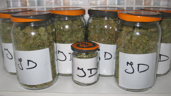 Marihuana conservada en bote de cristal